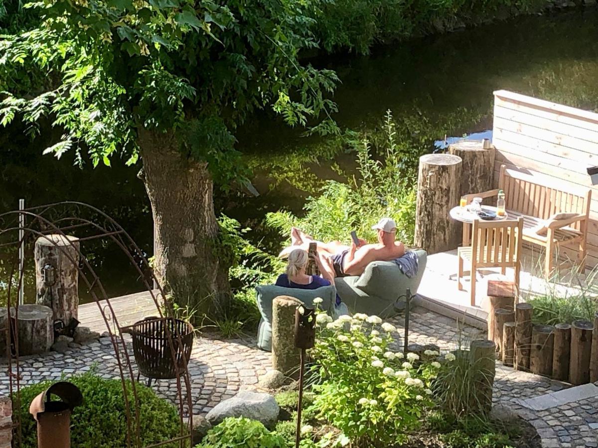 Gaestehaus Kajuete Direkt Am Wasser Friedrichstadt Dış mekan fotoğraf