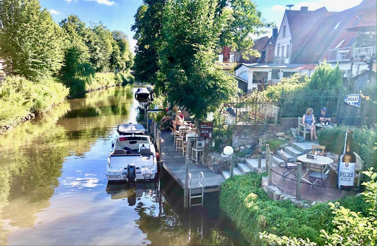 Gaestehaus Kajuete Direkt Am Wasser Friedrichstadt Dış mekan fotoğraf